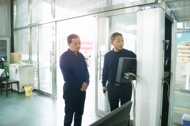 熱烈歡迎五棵松蘭州金牌代理商馬建軍先生蒞臨五棵松木業(yè)探討交流建筑模板發(fā)展的未來之路！