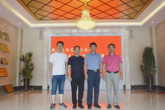 熱烈歡迎五棵松兄弟企業-----武漢傻子木業游建平到五棵松一同探討模板行業發展前景!