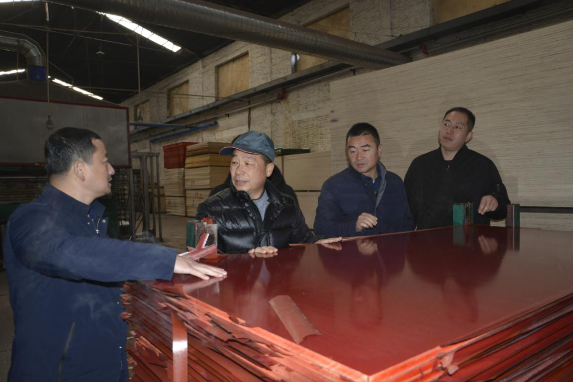 熱烈歡迎蘭州三友木業(yè)有限公司領(lǐng)導(dǎo)到五棵松木業(yè)參觀考察!