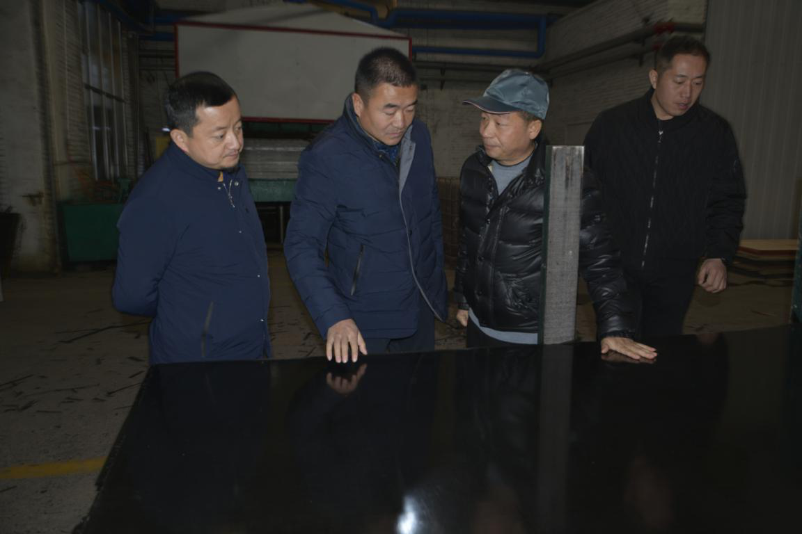 熱烈歡迎蘭州三友木業(yè)有限公司領(lǐng)導(dǎo)到五棵松木業(yè)參觀考察！