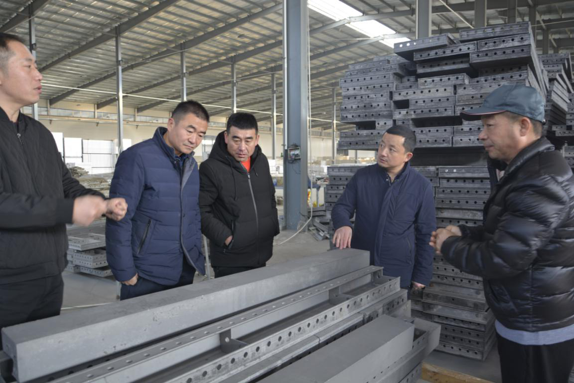 熱烈歡迎蘭州三友木業(yè)有限公司領(lǐng)導(dǎo)到五棵松木業(yè)參觀考察!