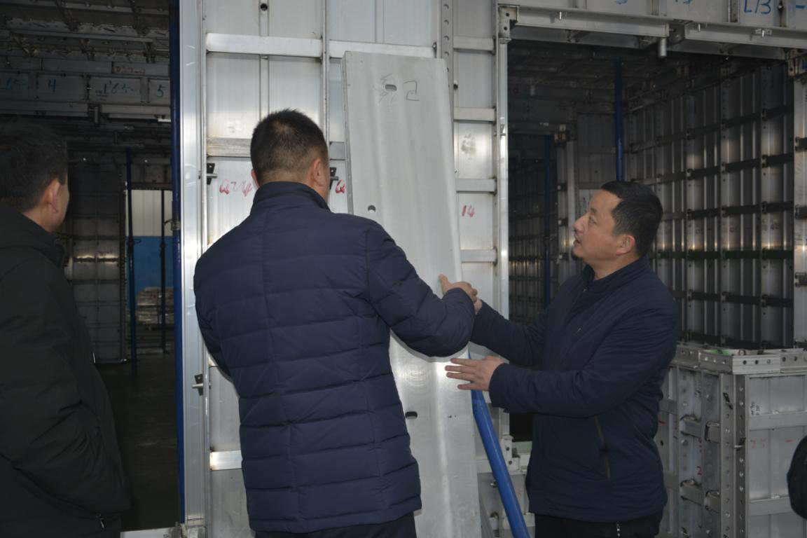 熱烈歡迎蘭州三友木業(yè)有限公司領(lǐng)導(dǎo)到五棵松木業(yè)參觀考察！